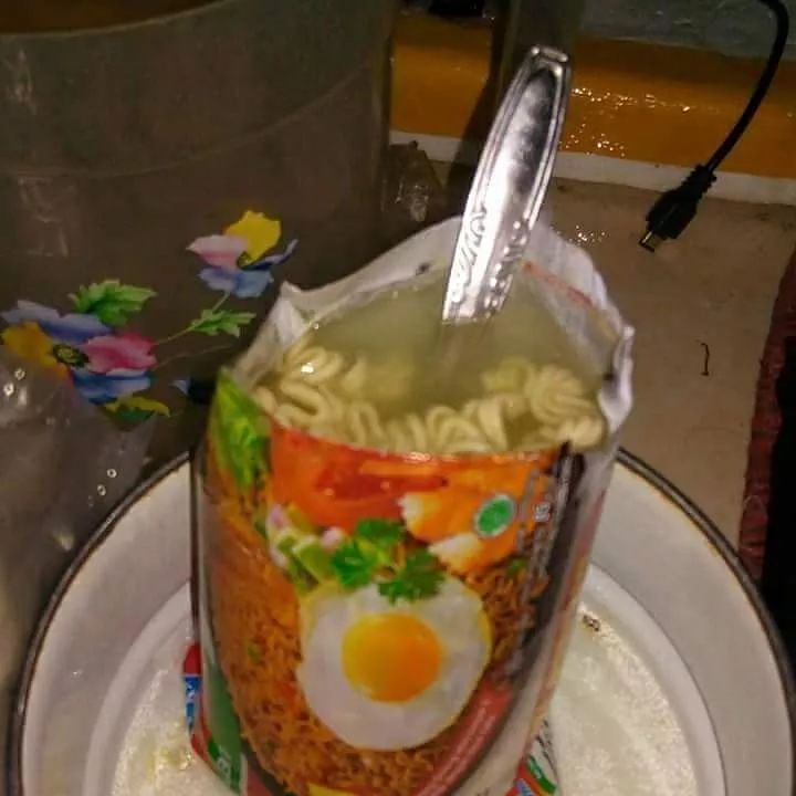 Kelakuan kocak orang menyajikan makan saat sedang kepepet ini bakal bikin geleng-geleng kepala